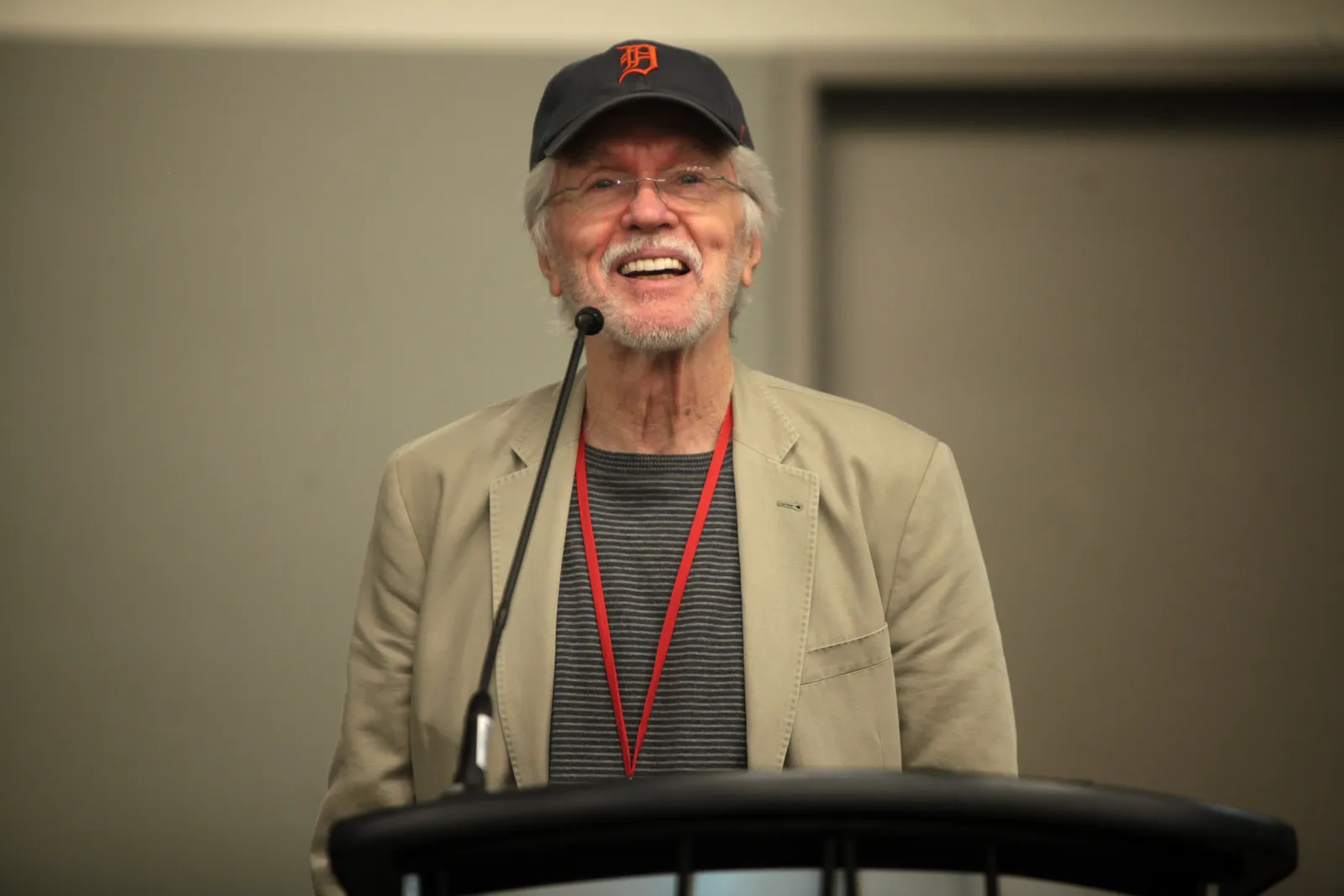 Tom Skerritt smiling behind a podium at the 2014 Phoenix Comicon Fan Fest