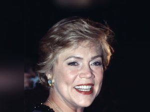 Kathleen Turner smiling at a public event, her full head in frame with clear headroom