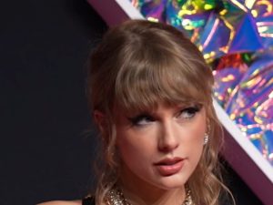 Taylor Swift with wavy hair at the 2023 MTV Video Music Awards