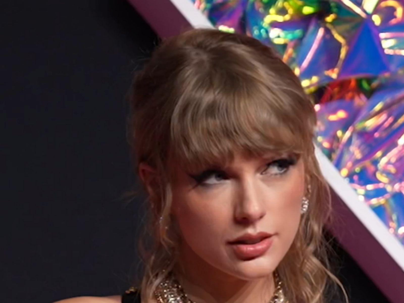 Taylor Swift with wavy hair at the 2023 MTV Video Music Awards
