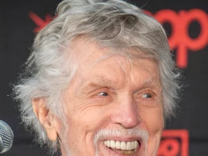 Tom Skerritt smiling at the 2024 Chicago Comic and Entertainment Exposition in Chicago