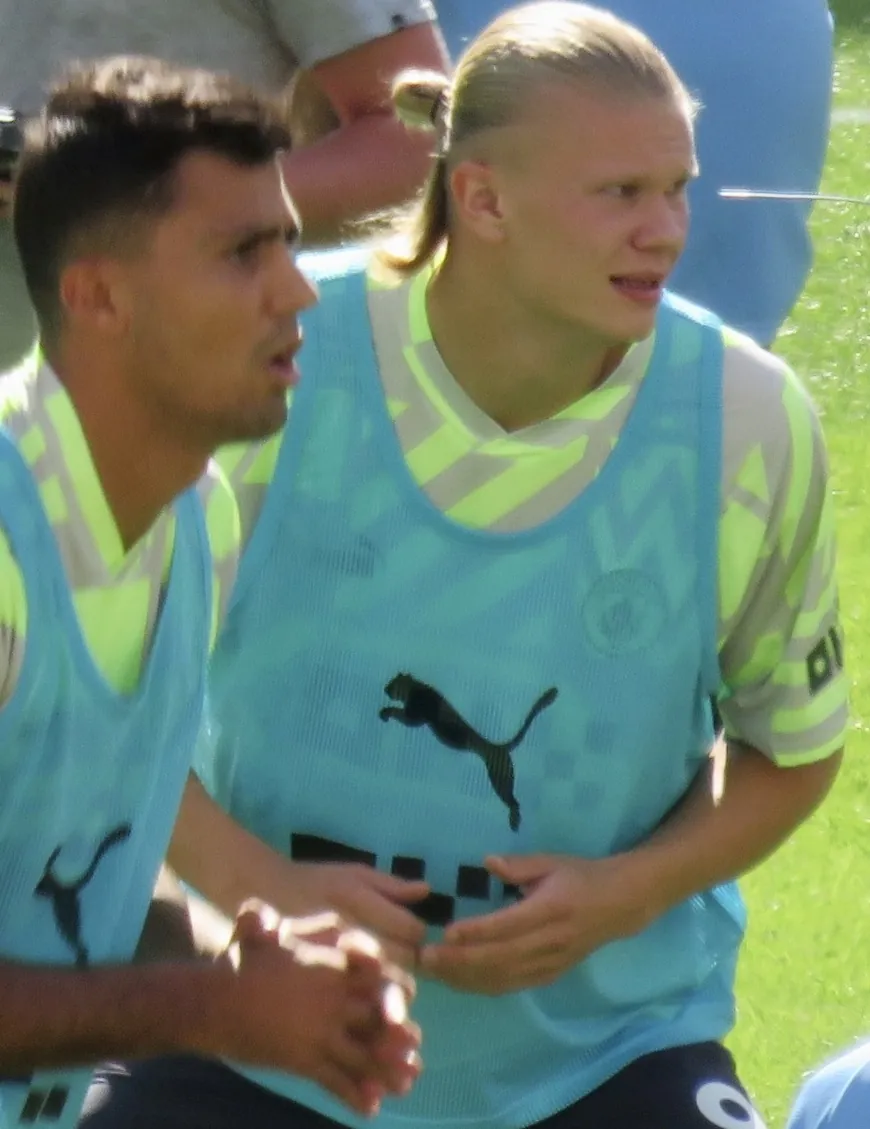 Erling Haaland and Rodri warming up for Manchester City in 2022