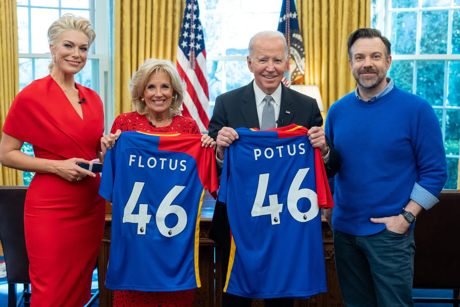 Jason Sudeikis and Hannah Waddingham presenting AFC Richmond jerseys to Joe and Jill Biden at the White House