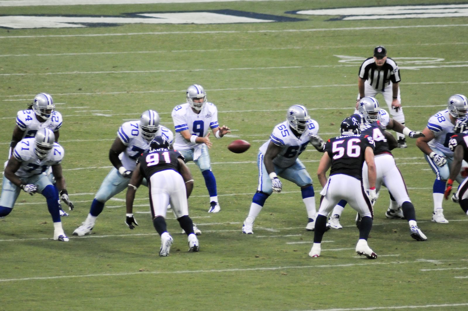 Tony Romo taking the snap from shotgun during a Cowboys preseason game